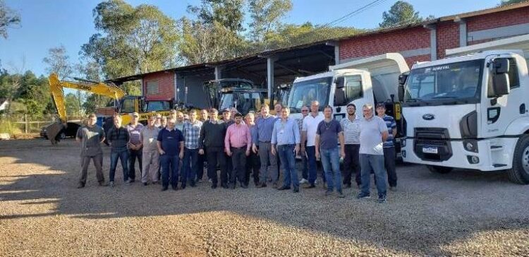Novas máquinas e caminhões agilizarão a prestação de serviços da Secretaria de Obras