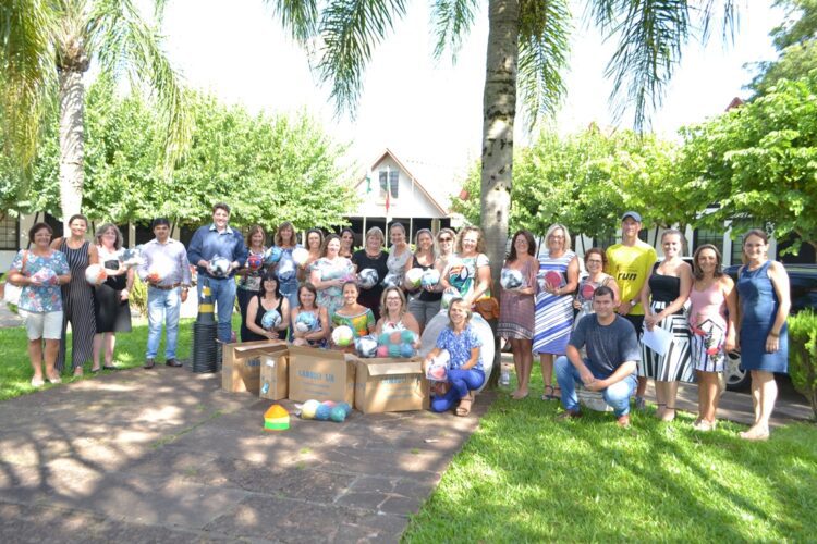 Escolas recebem novos materiais esportivos e de recreação