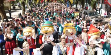 Dia da Maturidade Ativa atrai 25 mil pessoas à 34ª Oktoberfest