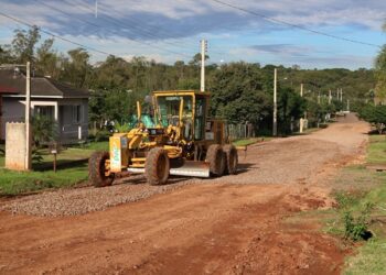 Secretaria de Obras faz melhorias em ruas e estradas