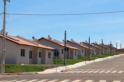 Futuros moradores assinam contratos das casas nesta semana  (Foto: Paulo Ricardo Schneider)