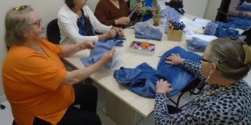 Idosas confeccionam aventais em oficina