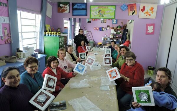 Mulheres confeccionam porta-toalhas aproveitando material reciclável
