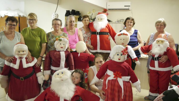 Oficinas na cidade e interior produzem decoração de Natal