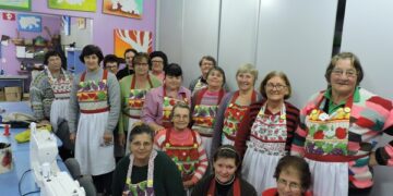 Mulheres confeccionam avental de toalhas