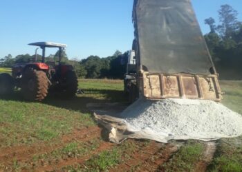 Município auxilia agricultores com o transporte de calcário