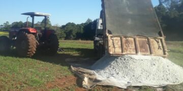 Município auxilia agricultores com o transporte de calcário