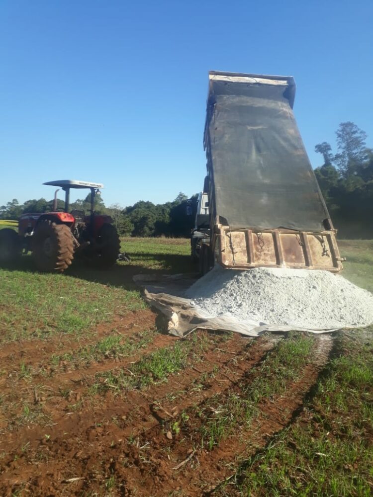 Município auxilia agricultores com o transporte de calcário