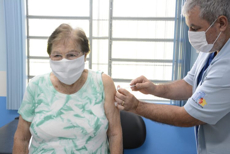 Fase I de vacinação de pessoas com comorbidades está em andamento