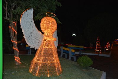 Na Praça do Sapato de Pau, decoração natalina noturna atrai visitantes (Foto: Divulgação)