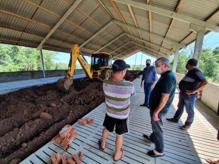 Serviços de terraplanagem ampliam o trabalho nas propriedades rurais
