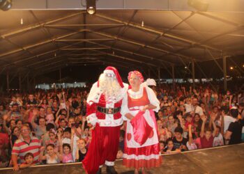 Estrela recebe o Papai Noel para uma festa de paz e luz