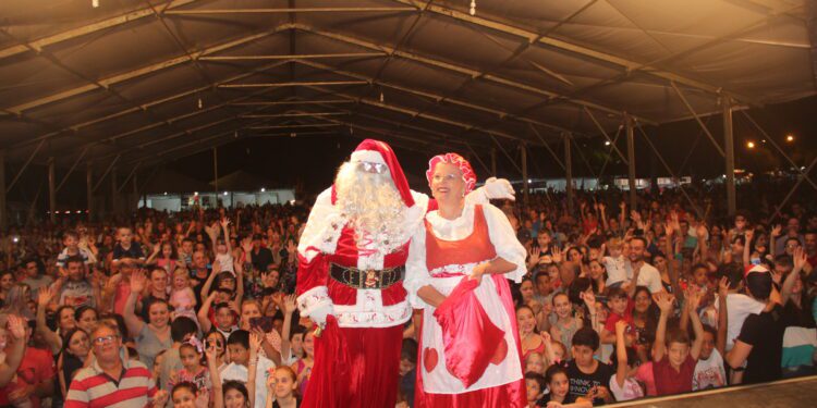 Estrela recebe o Papai Noel para uma festa de paz e luz