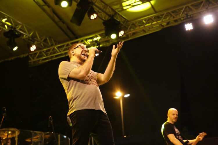 Com clássicos do rock gaúcho, Nenhum de Nós leva milhares ao Parque dos Dick