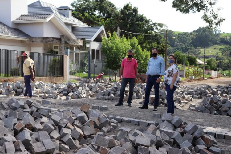 Obras de pavimentação associativa beneficiam moradores de quatro bairros