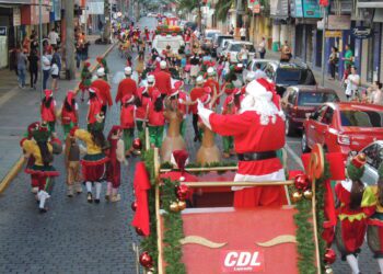 Parada de Natal espalha alegria e diversão