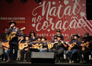 Orquestra Gaúcha de Viola Caipira leva centenas de pessoas ao Parque dos Dick