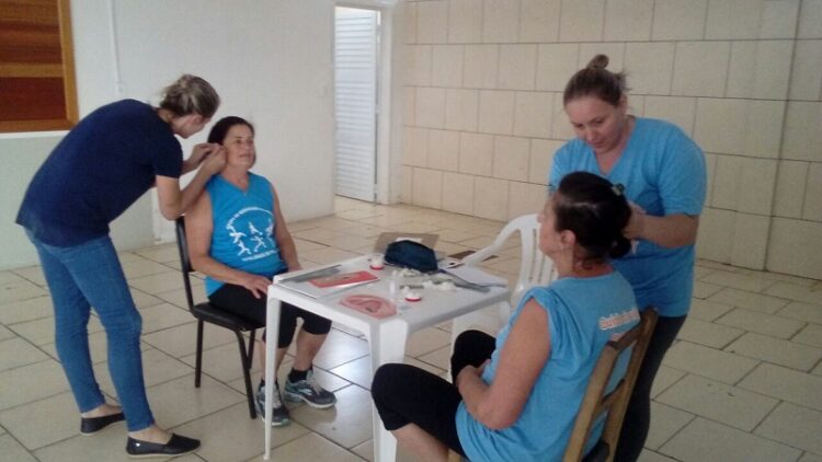 Auriculoterapia é aplicada no Grupo de Reeducação Alimentar