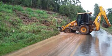 Secretaria de Obras trabalha em recuperação de estradas