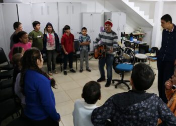 Crianças e jovens participam da primeira aula da oficina de música no CRAS
