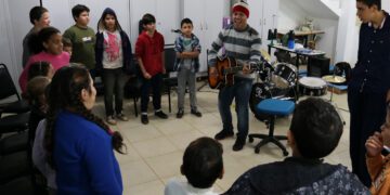 Crianças e jovens participam da primeira aula da oficina de música no CRAS