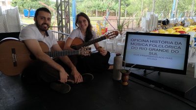 Fernando Graciola e Thaís Nascimento contam um pouco do nativismo gaúcho através das músicas (Texto: Rodrigo Angeli)