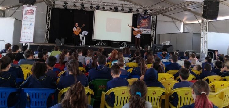 Música, história e tradição são abordados em oficina cultural para alunos estrelenses
