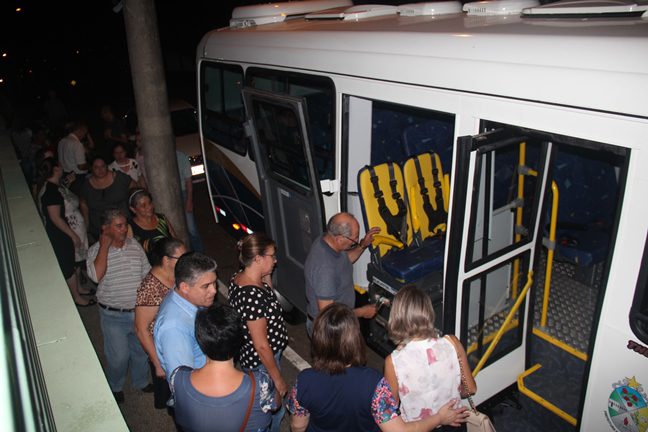 Alunos da Apae contam com transporte fornecido pelo município