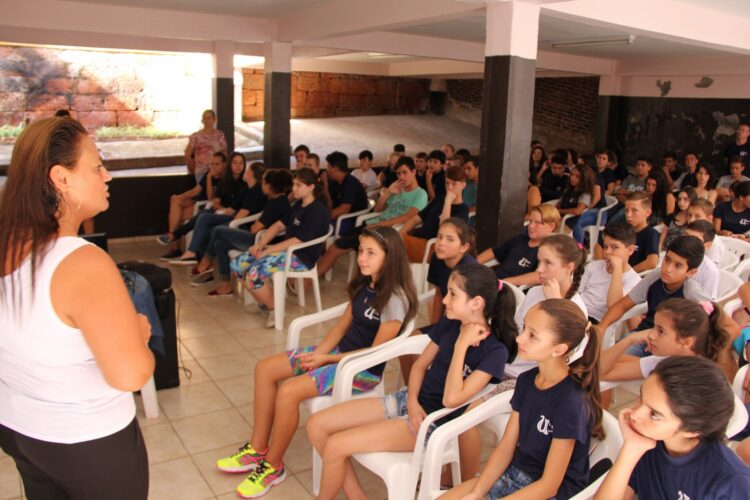 Brincadeiras e orientações marcam volta às aulas na rede municipal de Lajeado