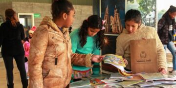 Primeira Pré-Feira Social entrega cerca de 350 livros a crianças e adolescentes
