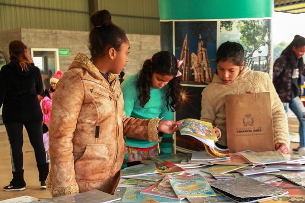 Primeira Pré-Feira Social entrega cerca de 350 livros a crianças e adolescentes