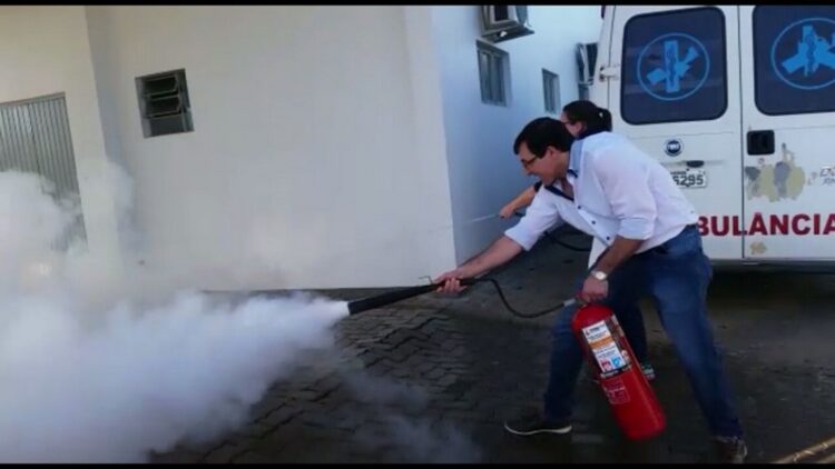 Enfermeiros recebem capacitação contra incêndio