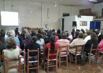 Palestra destinada ao público feminino leva cerca de 100 mulheres ao Centro Comunitário Evangélico