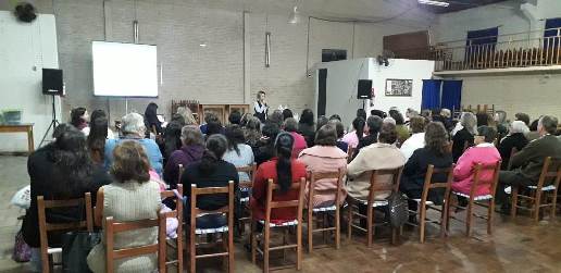 Palestra destinada ao público feminino leva cerca de 100 mulheres ao Centro Comunitário Evangélico