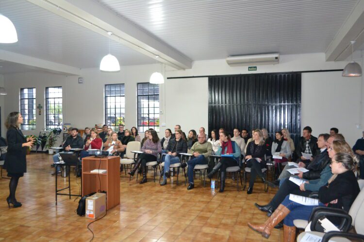 Palestra orienta servidores sobre a implantação do eSocial