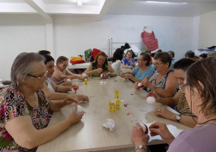 Oficina terapêutica confecciona bolas de Natal decoradas