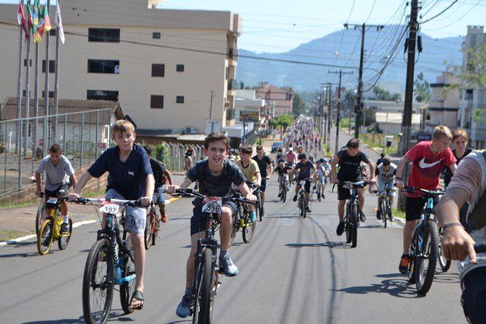Mais de 500 ciclistas participam do Passeio Ciclístico do Dia das Crianças de Teutônia