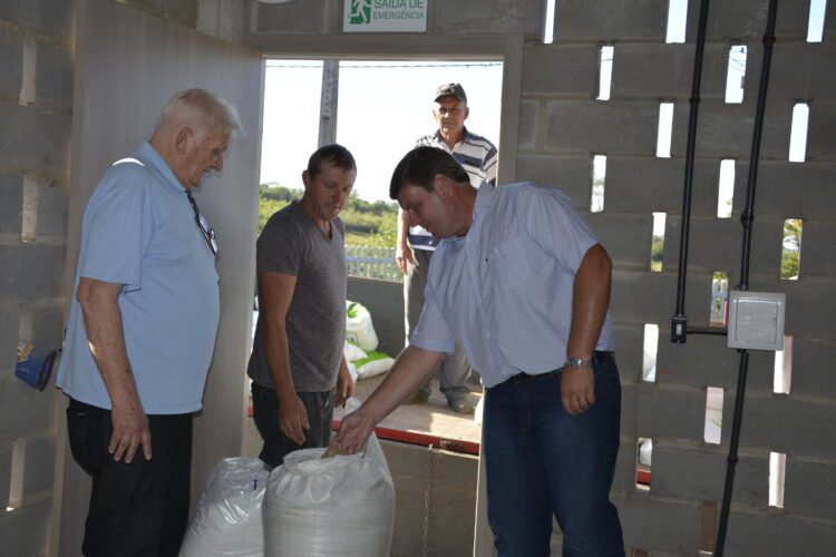 Agricultores recebem kits de insumos para pastagens
