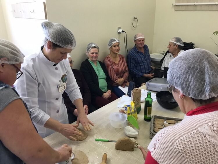 Aula de culinária envolve grupo de diabéticos