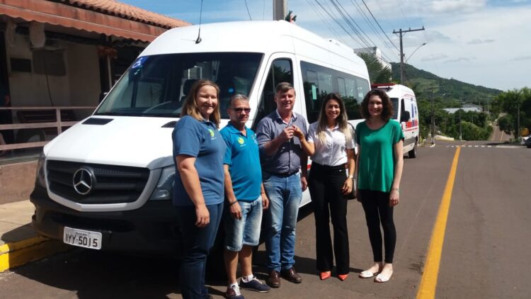 Secretaria de Saúde recebe van