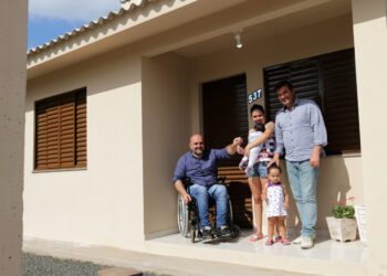 Prefeitura entrega mais uma casa do PAC 2 no São Francisco