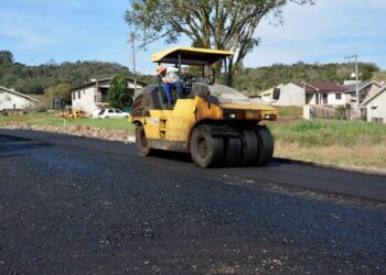 Rua Edvino Brönstrup recebe pavimentação asfáltica