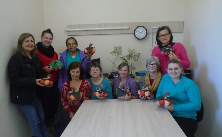 Artesanato em tecido: grupos do CRAS produzem morangas decorativas