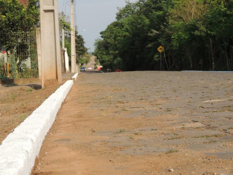 Prefeito e vice conferem pintura de sinalização e limpeza de ruas