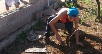Alunos do Projovem plantam mudas de árvores frutíferas em Estrela