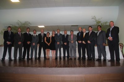 Prefeito e vice, junto com suas esposas e os secretários da atual gestão (Foto: Paulo Ricardo Schneider)
