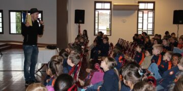 Escritor André Neves participa de encontro com estudantes