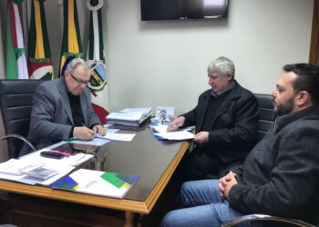 Conzatti assina convênios de R$ 1,3 mil para melhorias em Encantado