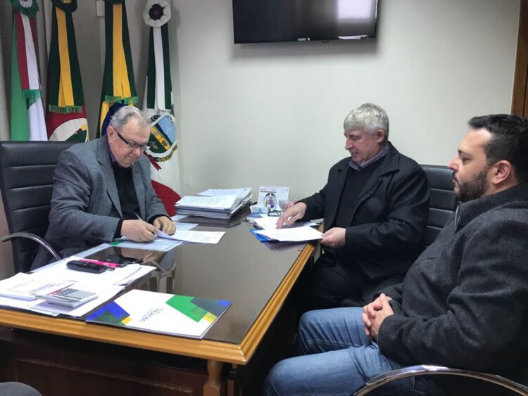 Conzatti assina convênios de R$ 1,3 mil para melhorias em Encantado