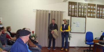 No dia do Moranguinho produtores recebem mudas